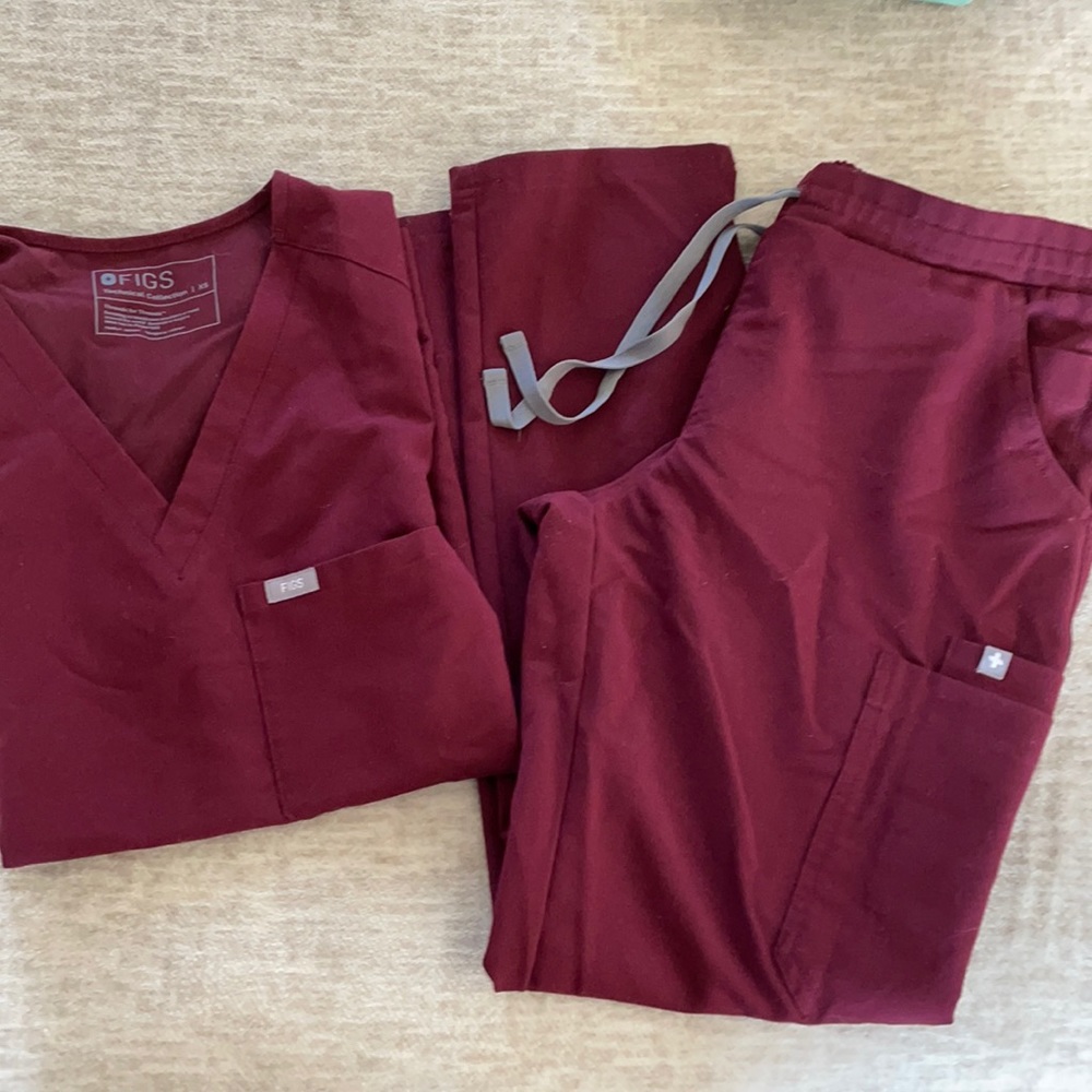 FIGS Scrub set in burgundy xs/sp